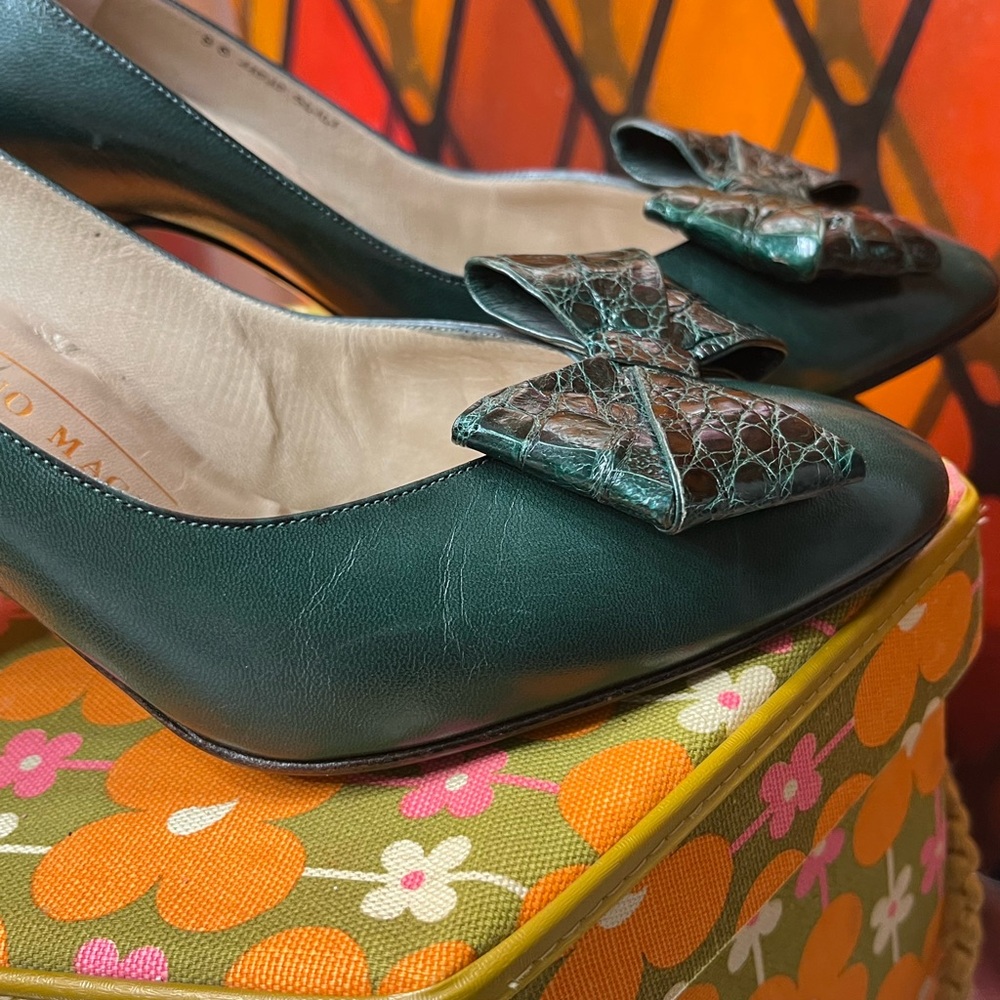 Vintage 1980’s Bruno Magli Size 8 Green Leather Heels with Croc Bow - Picture 4 of 17